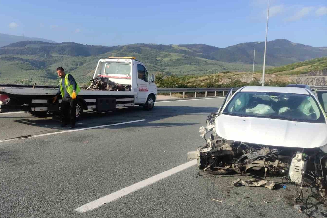 Otomobil bariyerlere çarptı motor bloğu savruldu