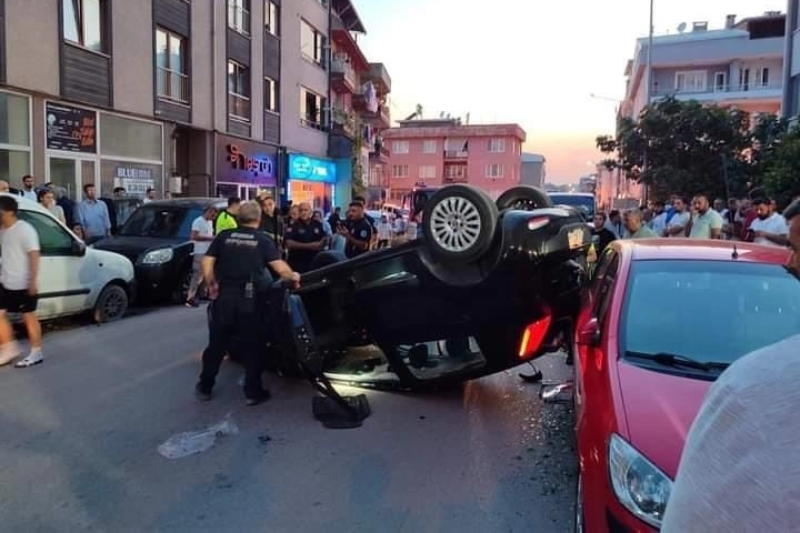 Park halindeki otomobile çarpıp böyle takla attı