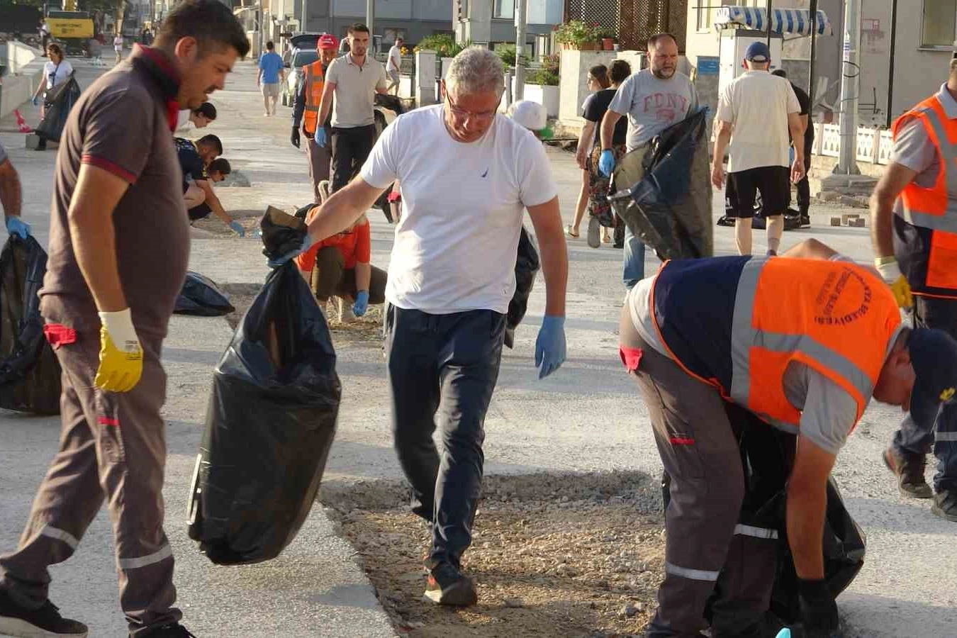 Vatandaşın kirlettiği sahilleri Belediye Başkanı temizledi