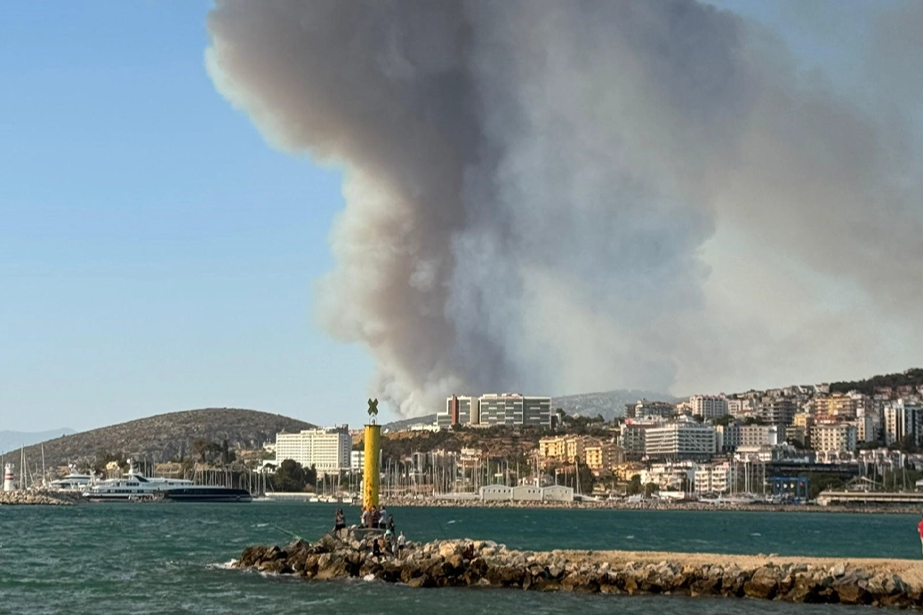 İzmir’deki orman yangını Kuşadası’nı duman bulutuna boğdu