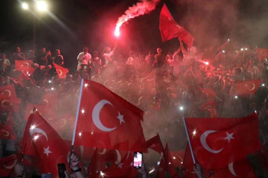 Türkiye EURO 2024'te çeyrek finale yükseldi, taraftarlar sokağa döküldü