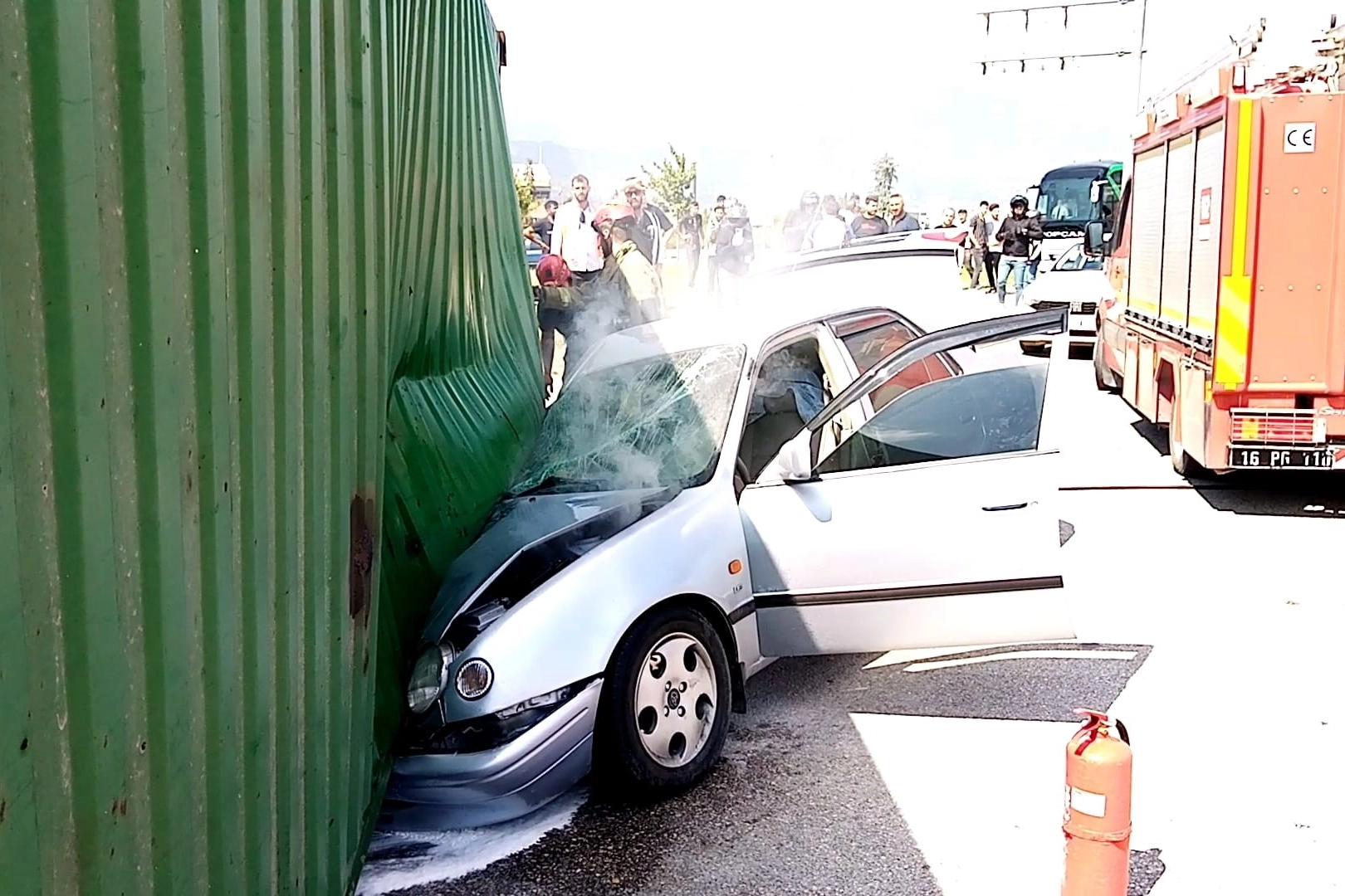 Üzerine tır devrilen otomobildeki aile ölümden döndü