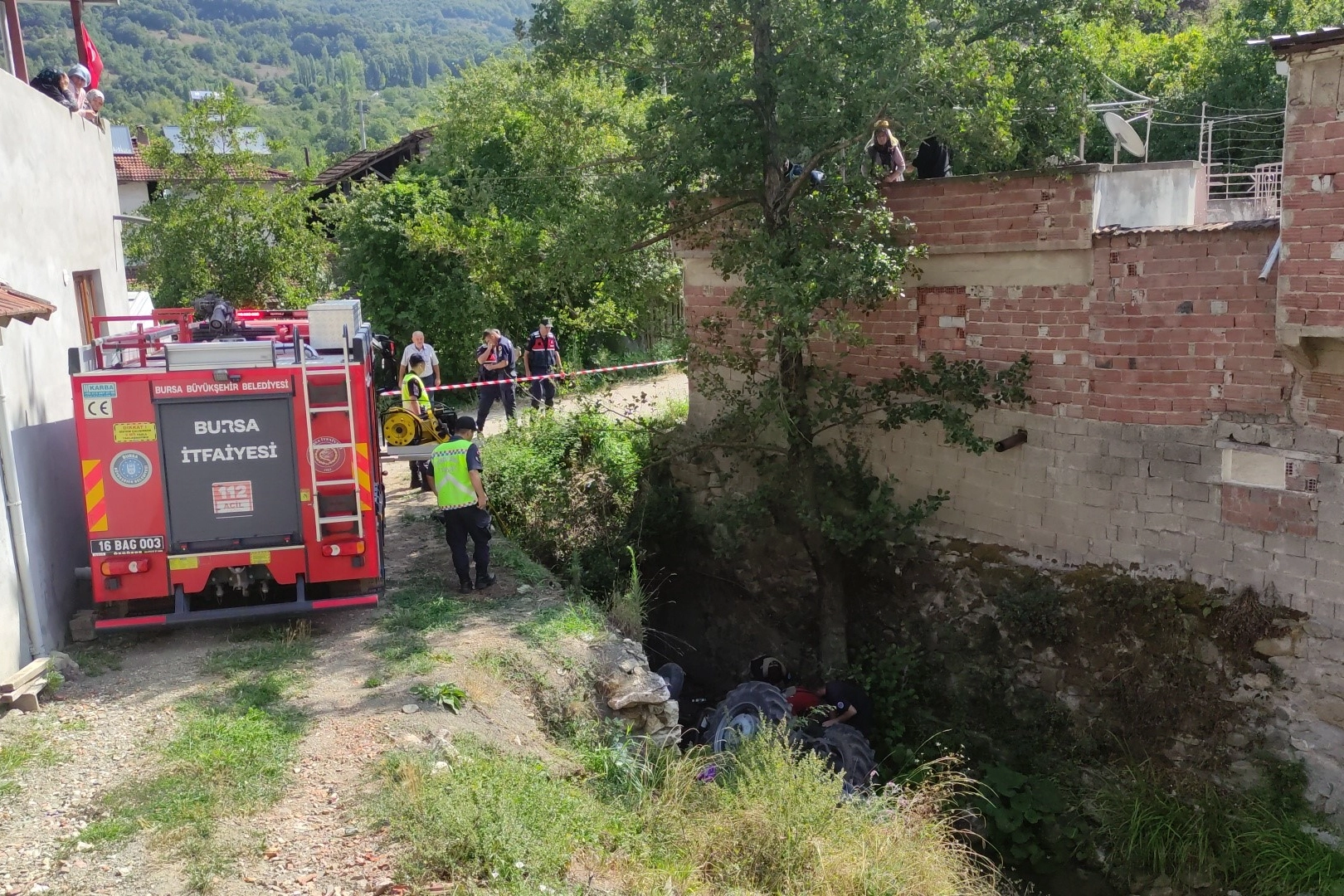 Bursa'da kontrolden çıkan traktör dere yatağına uçtu