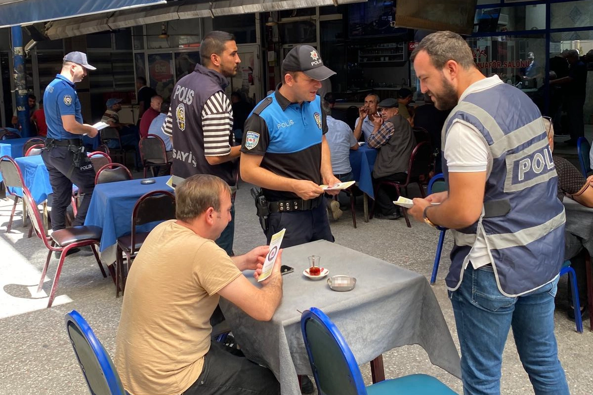 Karacabey'de Polis dolandırıcılığa karşı broşür dağıttı