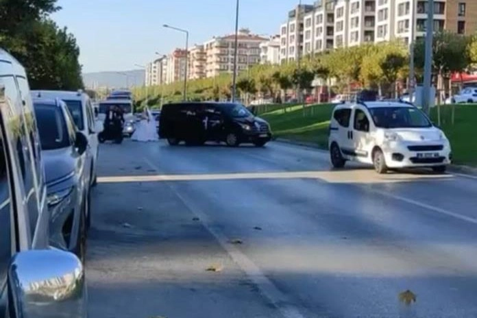 Bursa’da yolu trafiğe kapatan düğün konvoyuna ceza yağdı.