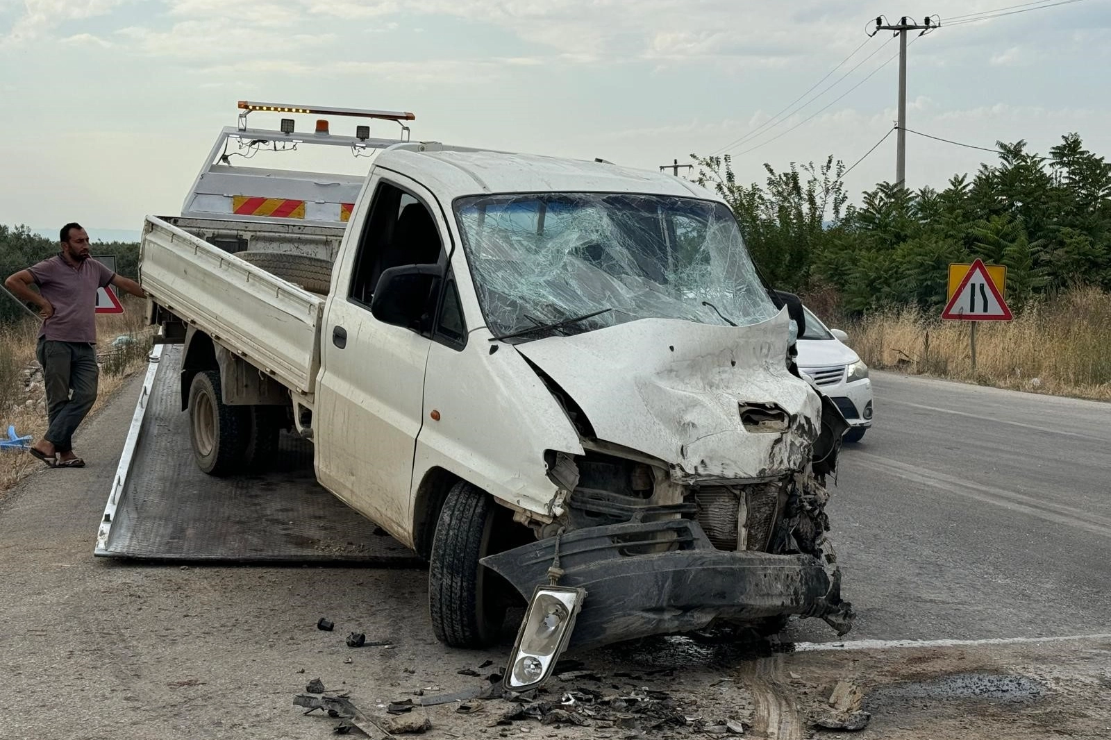 Yola kontrolsüz çıkan tır kamyonete çarptı: 3 yaralı