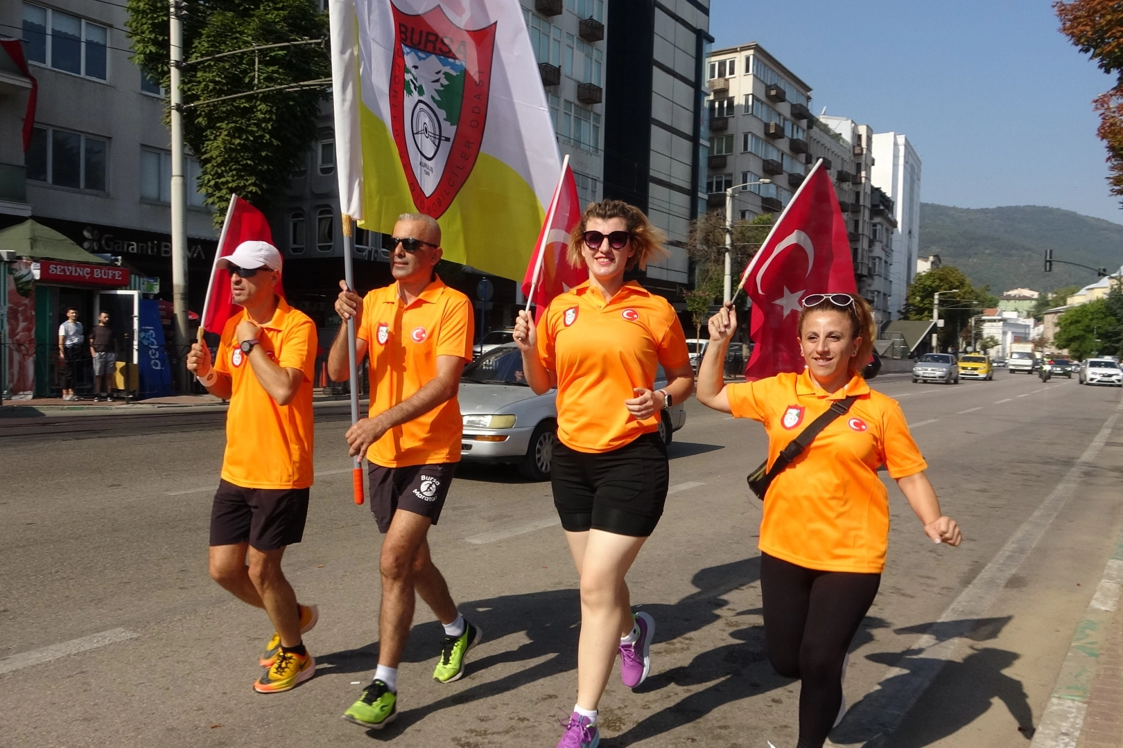 Taksiciler için 16 kilometre koştular