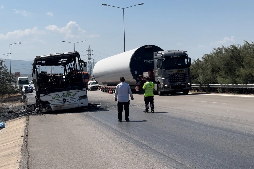 Bursa'da bir otobüs yandı: Yangın otluk alana sıçradı