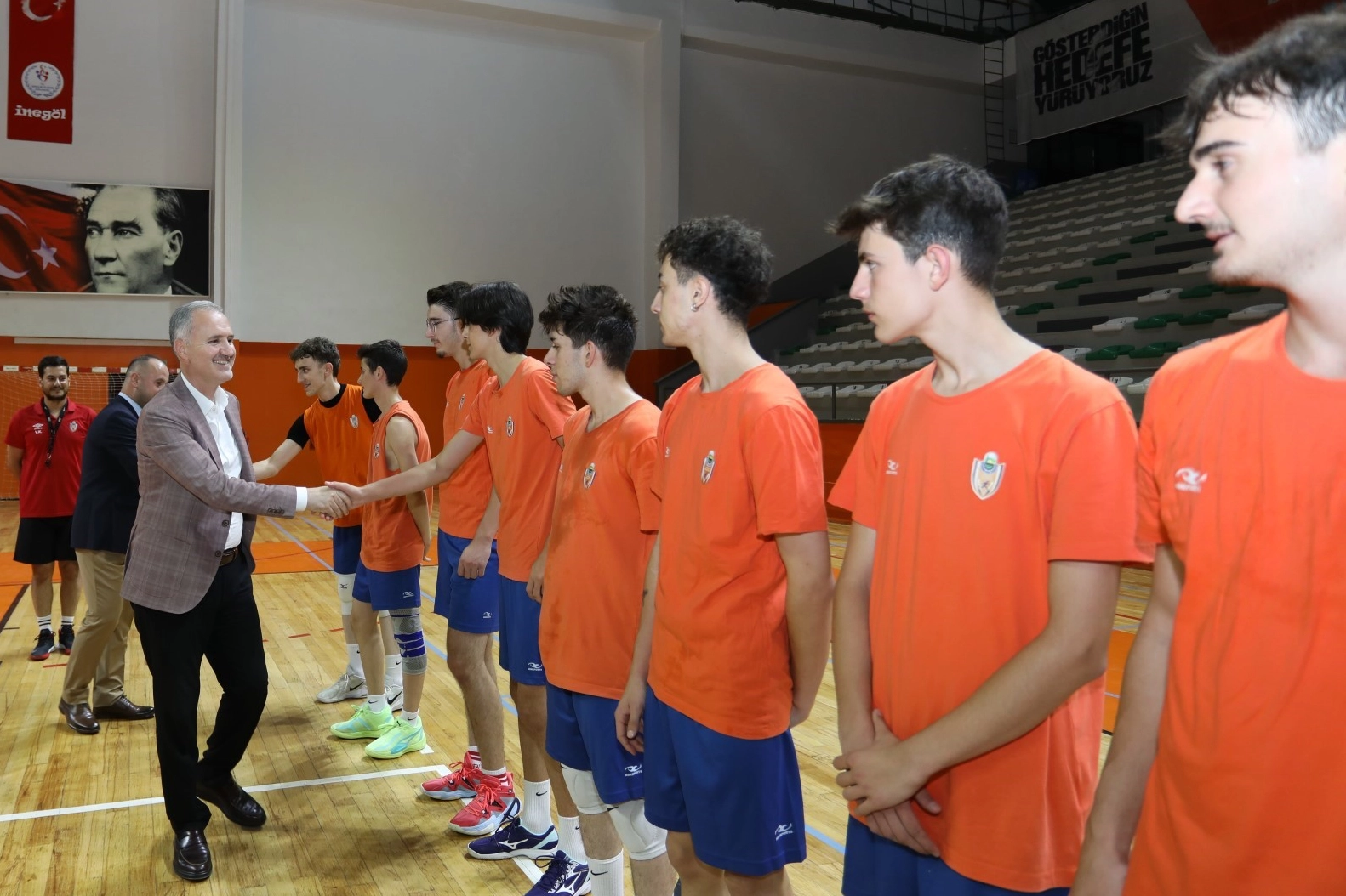 Belediye Başkanı Alper Taban, İnegöl erkek voleybol takımına başarılar diledi