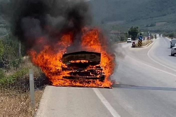 Bursa'da bir otomobil alev alev yandı