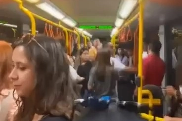 Metroda yer verme kavgası kameralara yansıdı