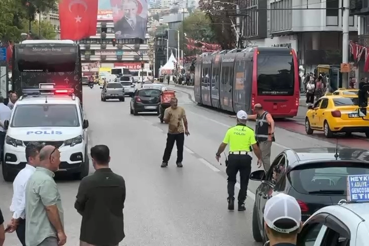 Cadde üzerinde defalarca kendini bıçakladı!