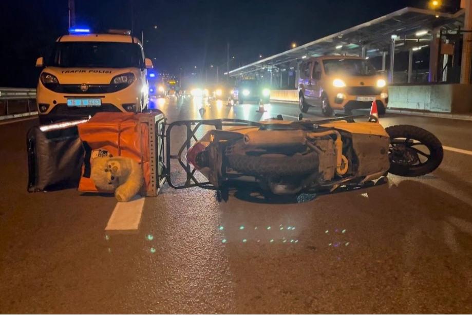 Bursa'da kontrolden çıkan motokurye bariyerlere çarptı!