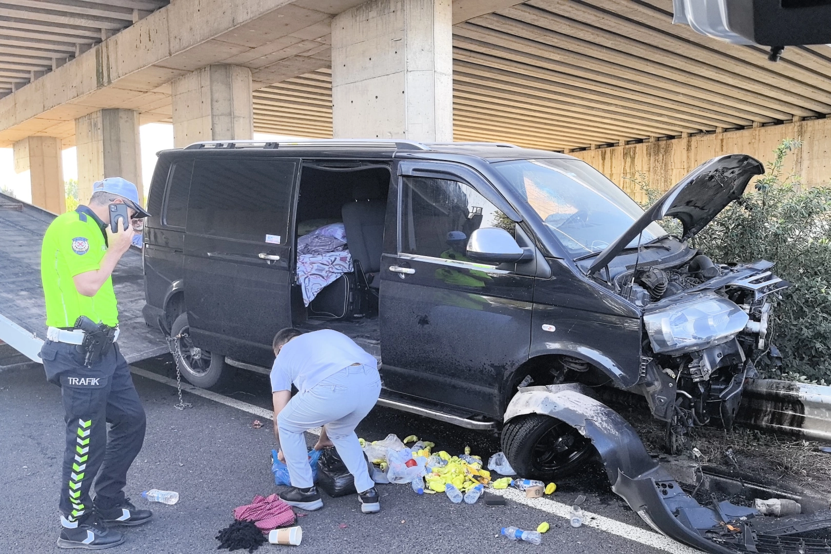 Cenazeden dönen ailenin minibüsü bariyerlere saplandı