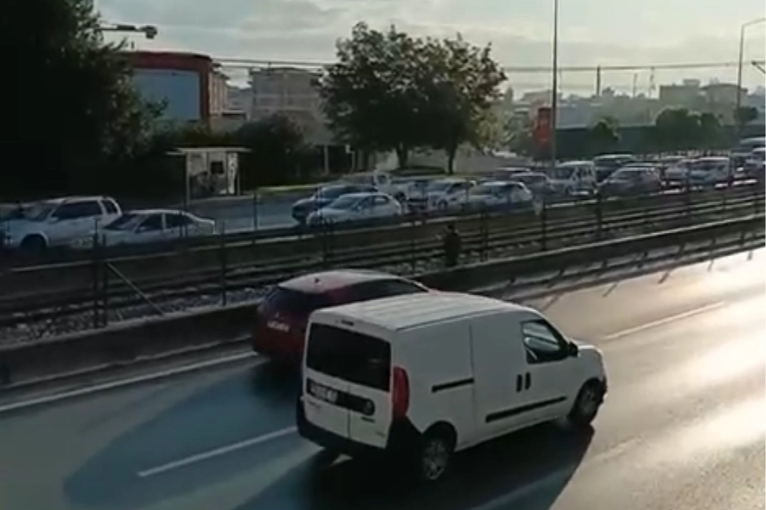 Bursa'da bir kadın metro tellerinde yürüdü