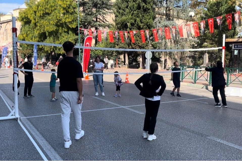 Bursa'nın en işlek caddesi 2 saat çocuklara kaldı