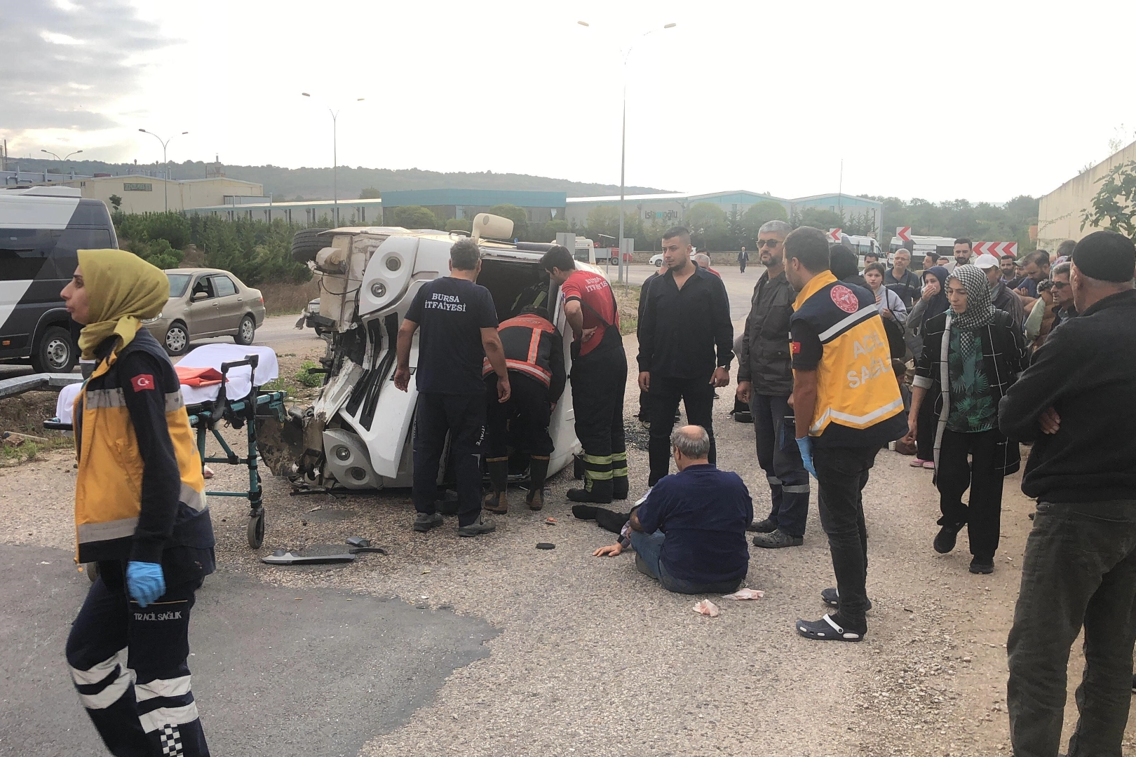 Bursa'da kontrolden çıkan işçi servisi devrildi, 12 yaralı