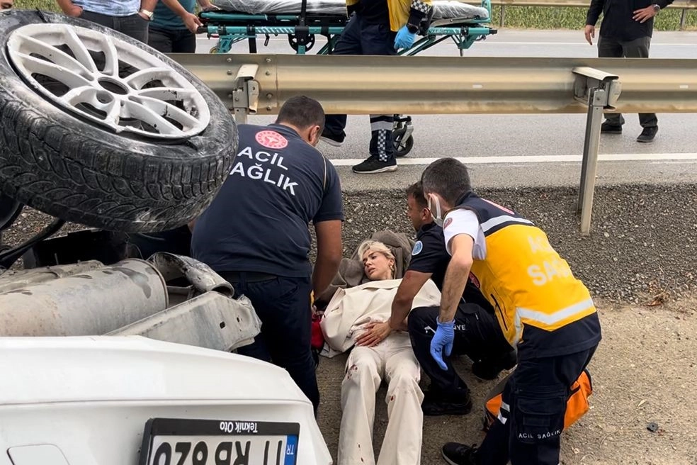 Kadın sürücü metrelerce savrulan araçtan yaralı kurtuldu