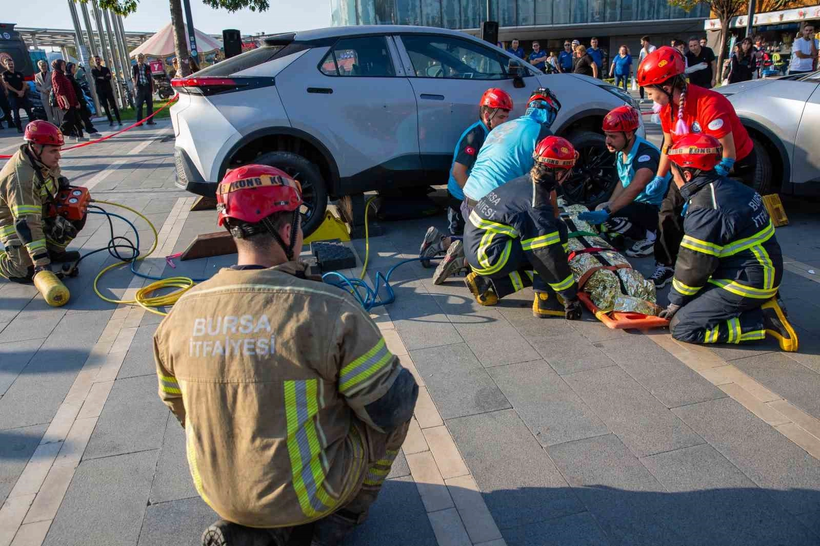 Bursa İtfaiyesi'nden gerçekçi tatbikat