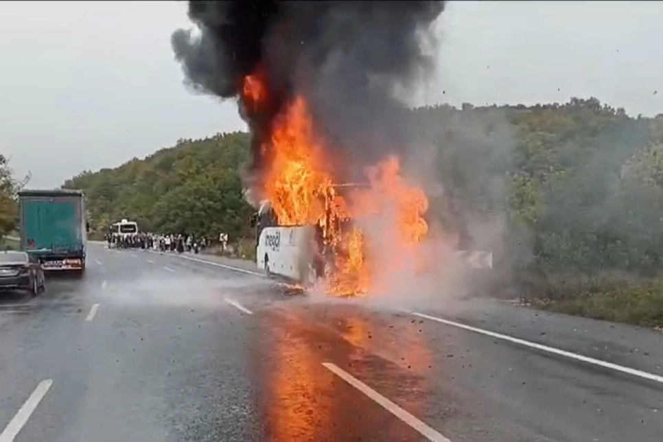 İnegöl'de yolcu taşıyan otobüs alevlerin içinde kaldı