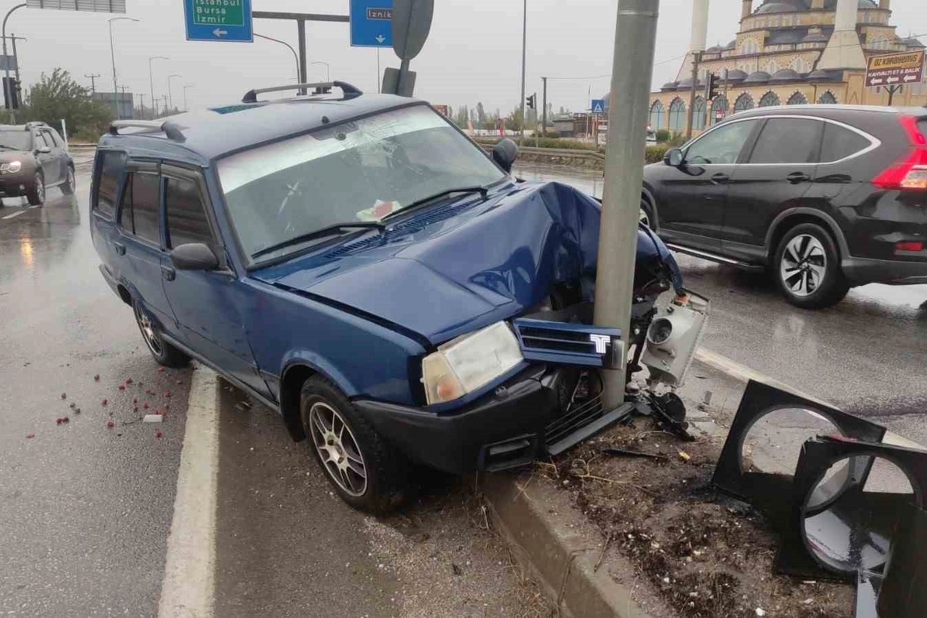 Yağmurlu yoldu duramadı, trafik lambasına çarptı