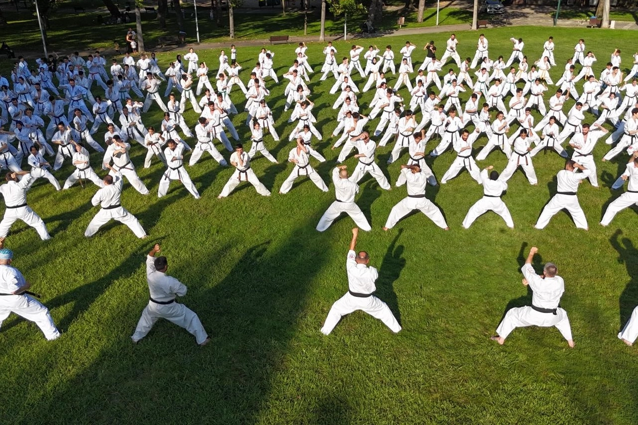 Bursa'da 240 kişilik karate şovu görsel şölen oluşturdu