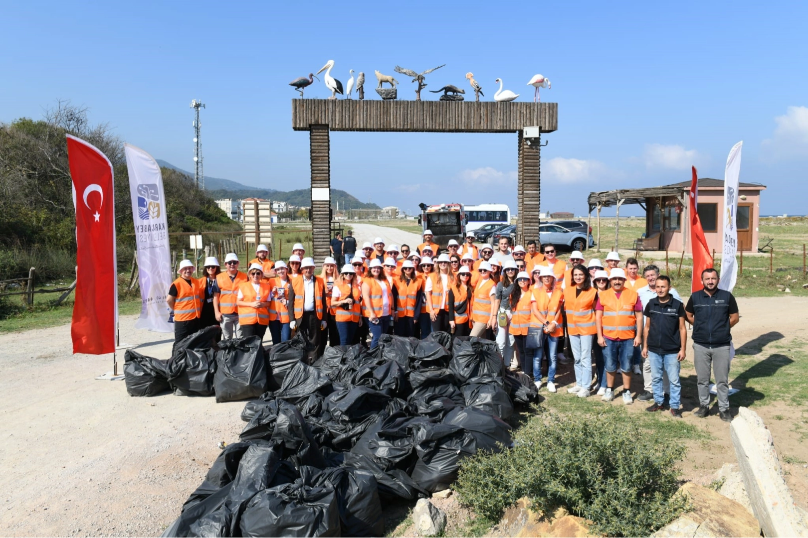 Yeniköy sahillerinde gönüllü temizlik hareketi