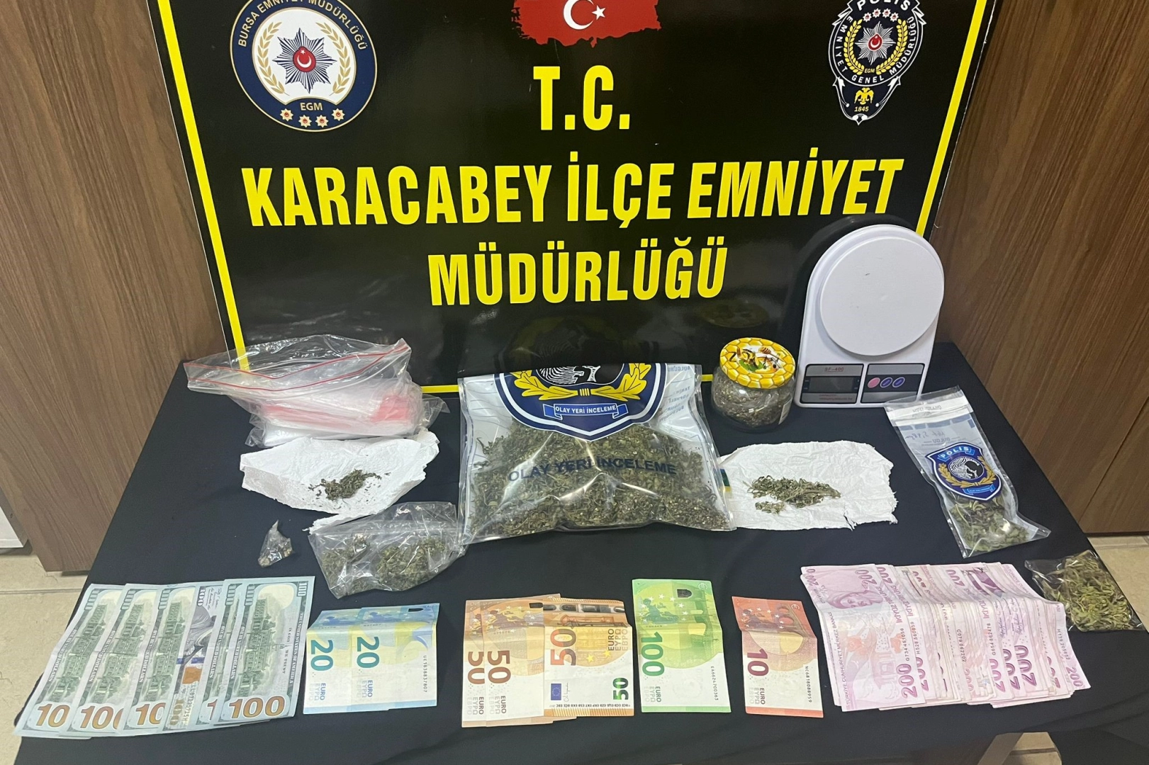 Karacabey'de uyuşturucu tacirleri tutuklandı