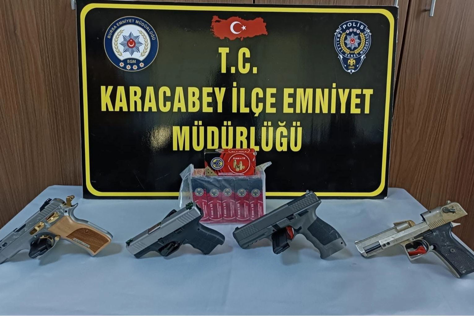 Karacabey'de bir evde 4 adet tabanca ele geçirildi