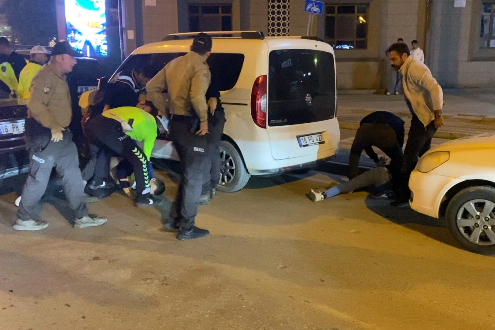 Uygulamadan kaçan alkollü sürücüyü polis havaya ateş açarak yakaladı: O anlar kamerada