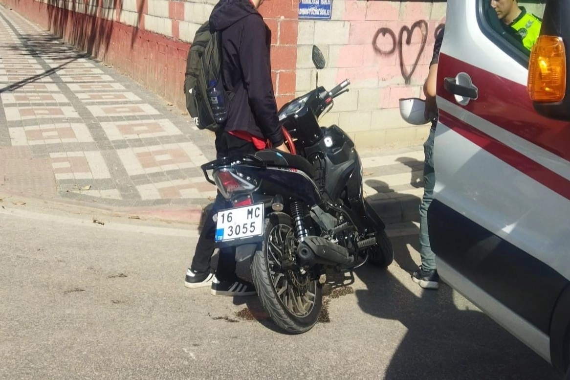 Bursa'da otomobil ile motosiklet çarpıştı! 3 yaralı