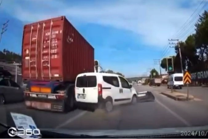 Şerit değiştiren ticari araca çarpan tır yan yattı: 2 yaralı