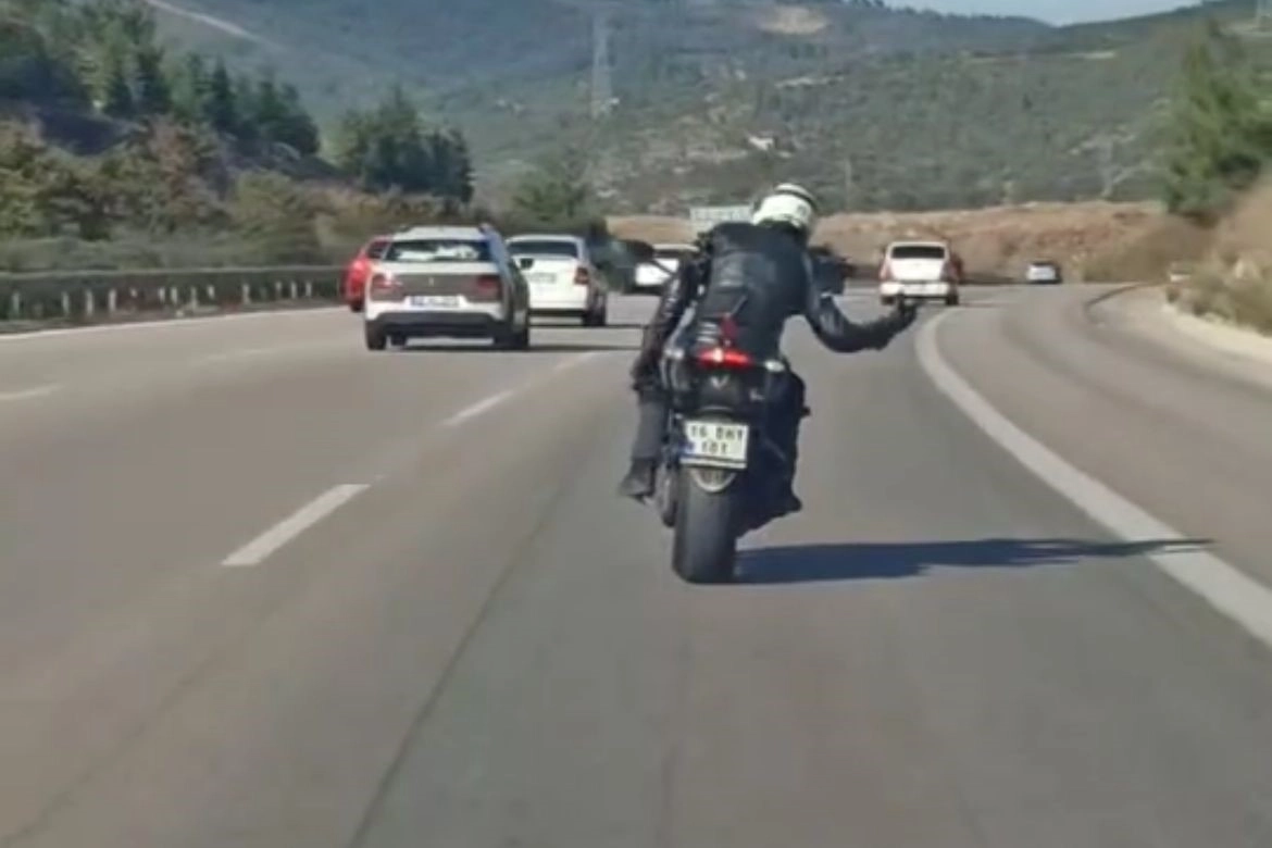 Motosiklet üzerinde dans edip kilometrelerce ilerledi