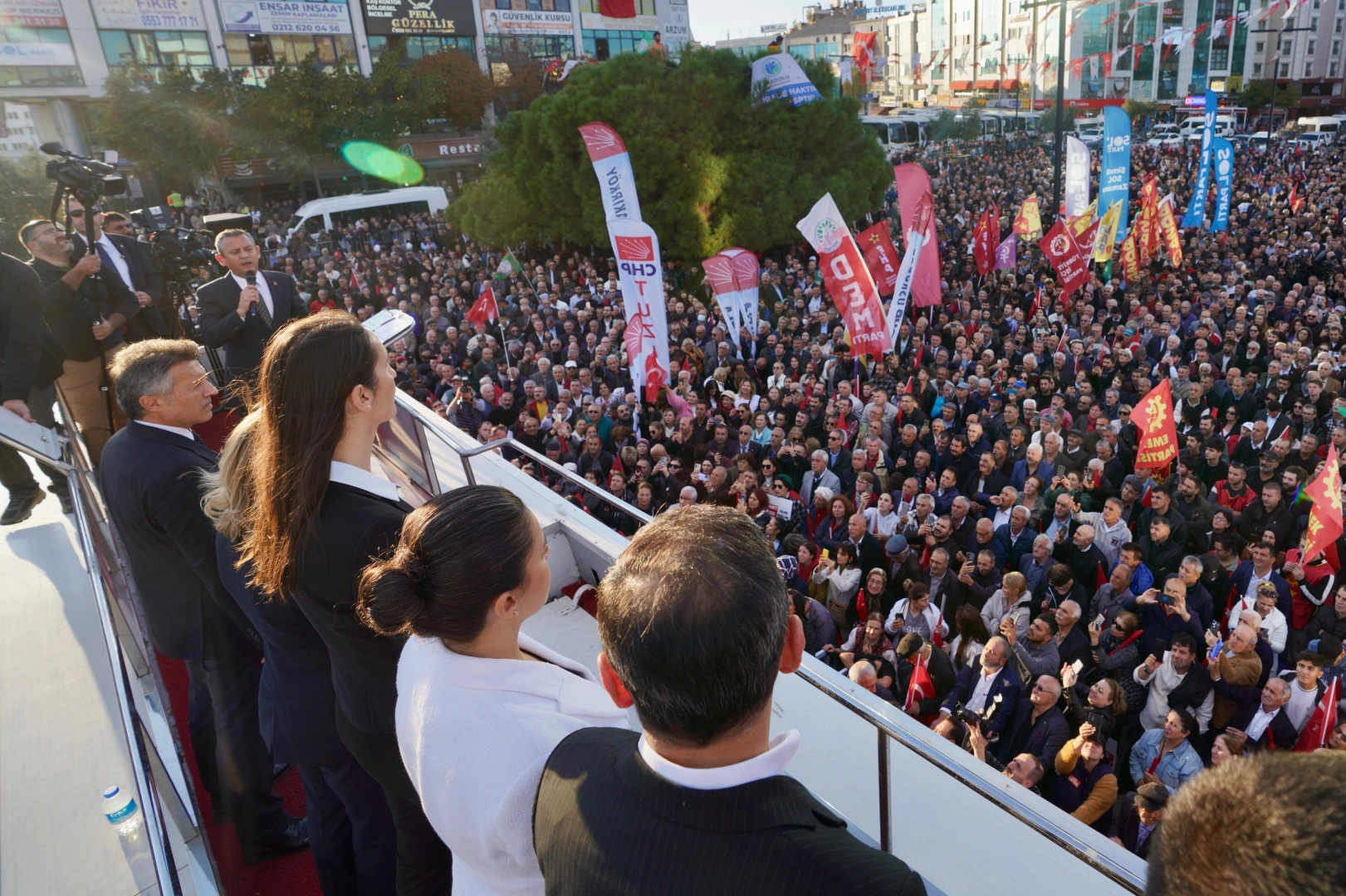 CHP Genel Başkanı Özel'den tutuklanan belediye başkanına destek mitingi