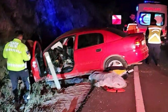 Refüje düşen otomobilinde can verdi