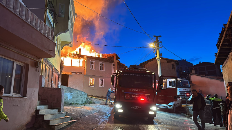 Bursa’da çıkan yangında 3 ev kullanılamaz hale geldi