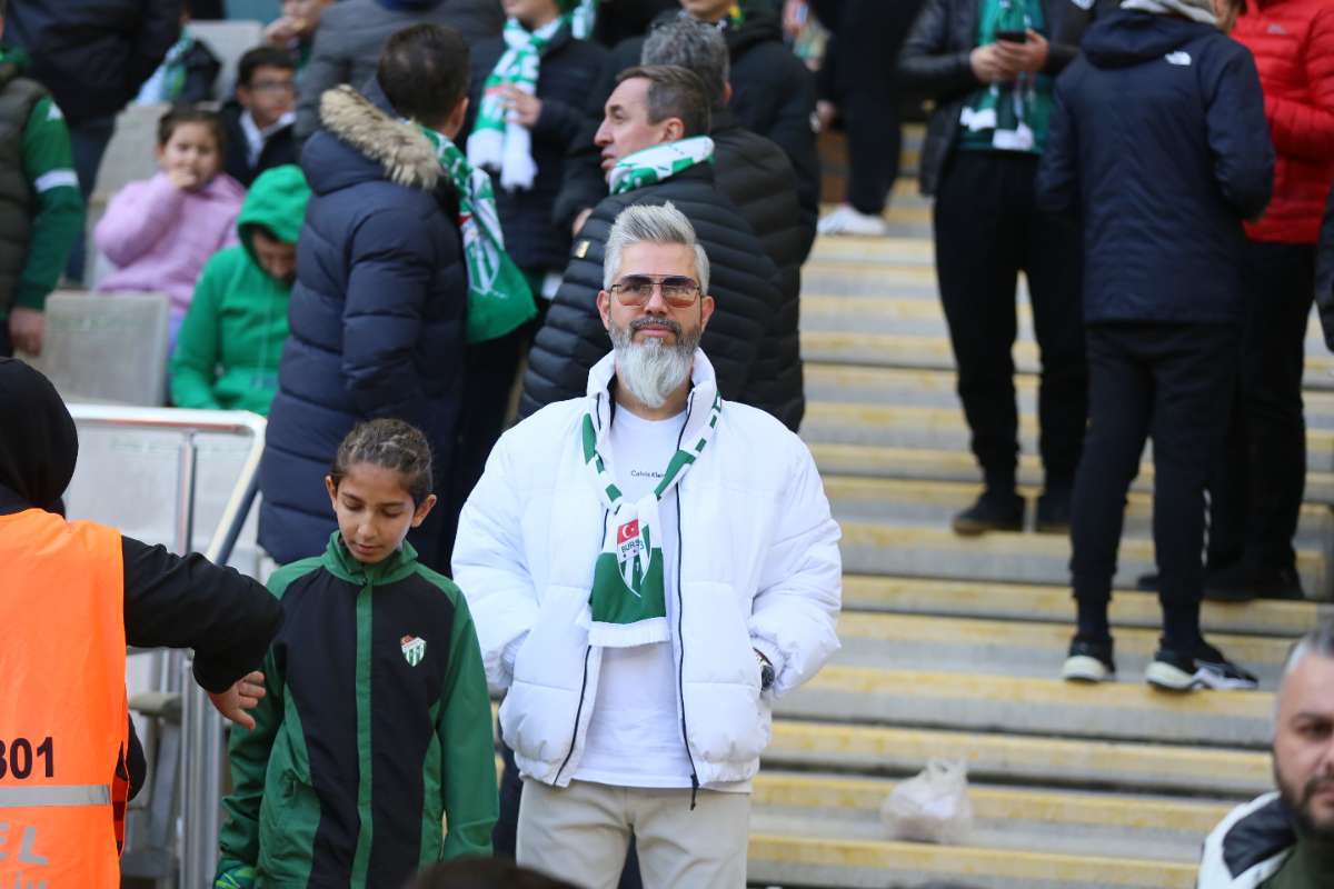 (FOTO GALERİ) BURSASPOR-KARŞIYAKA MAÇINDAN TARAFTAR FOTOĞRAFLARI