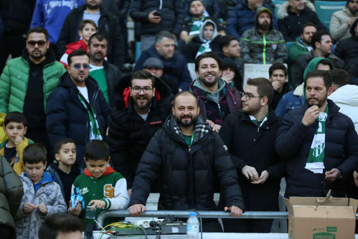 (FOTO GALERİ) BURSASPOR-KARŞIYAKA MAÇINDAN TARAFTAR FOTOĞRAFLARI