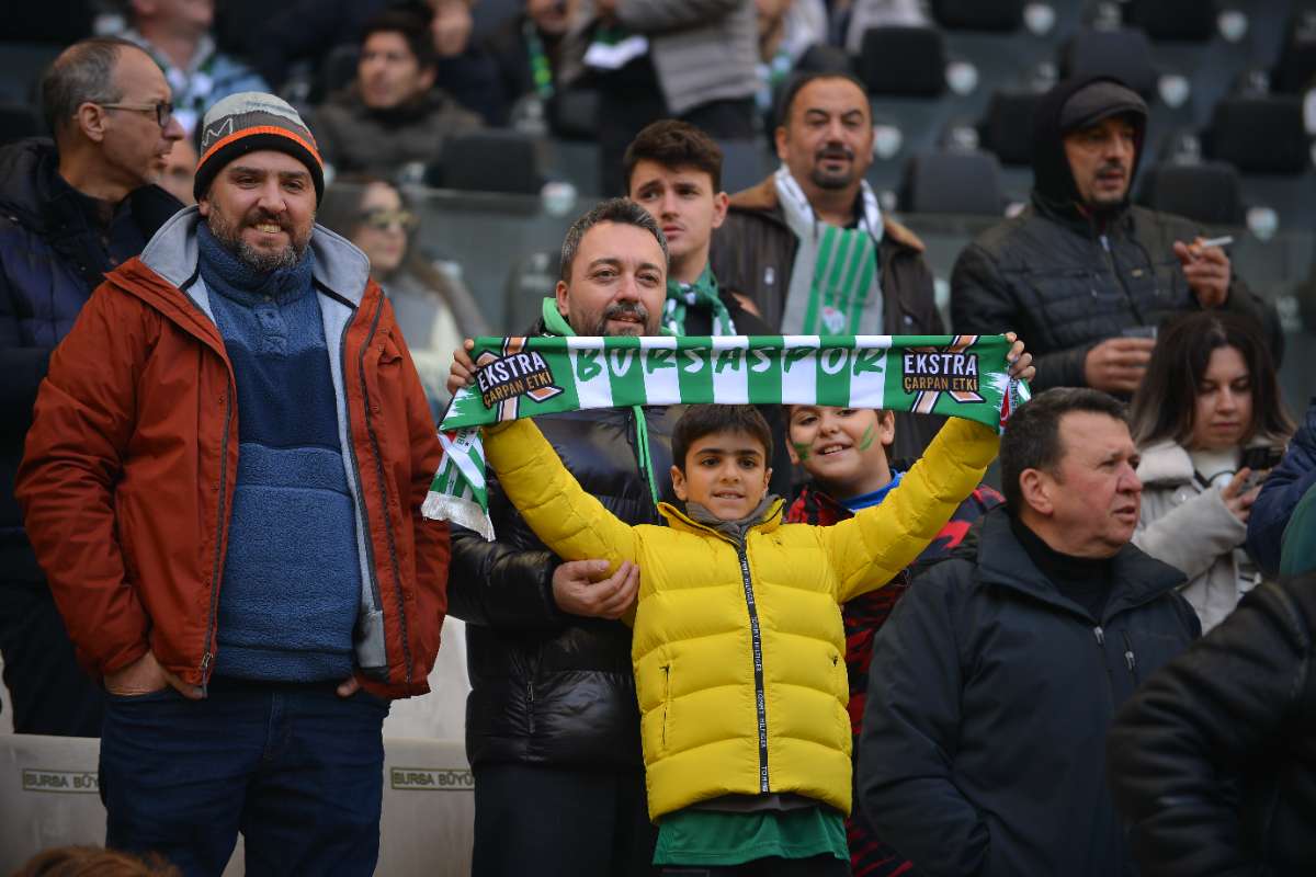 (FOTO GALERİ) BURSASPOR-KARŞIYAKA MAÇINDAN TARAFTAR FOTOĞRAFLARI