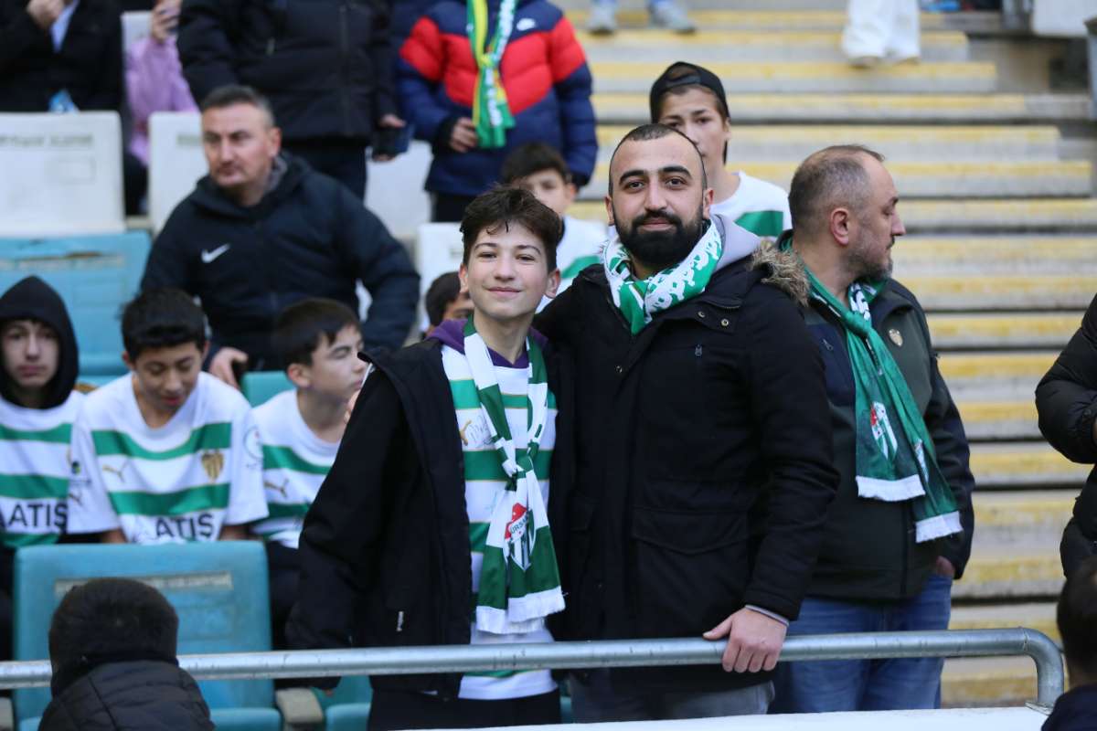 (FOTO GALERİ) BURSASPOR-KARŞIYAKA MAÇINDAN TARAFTAR FOTOĞRAFLARI