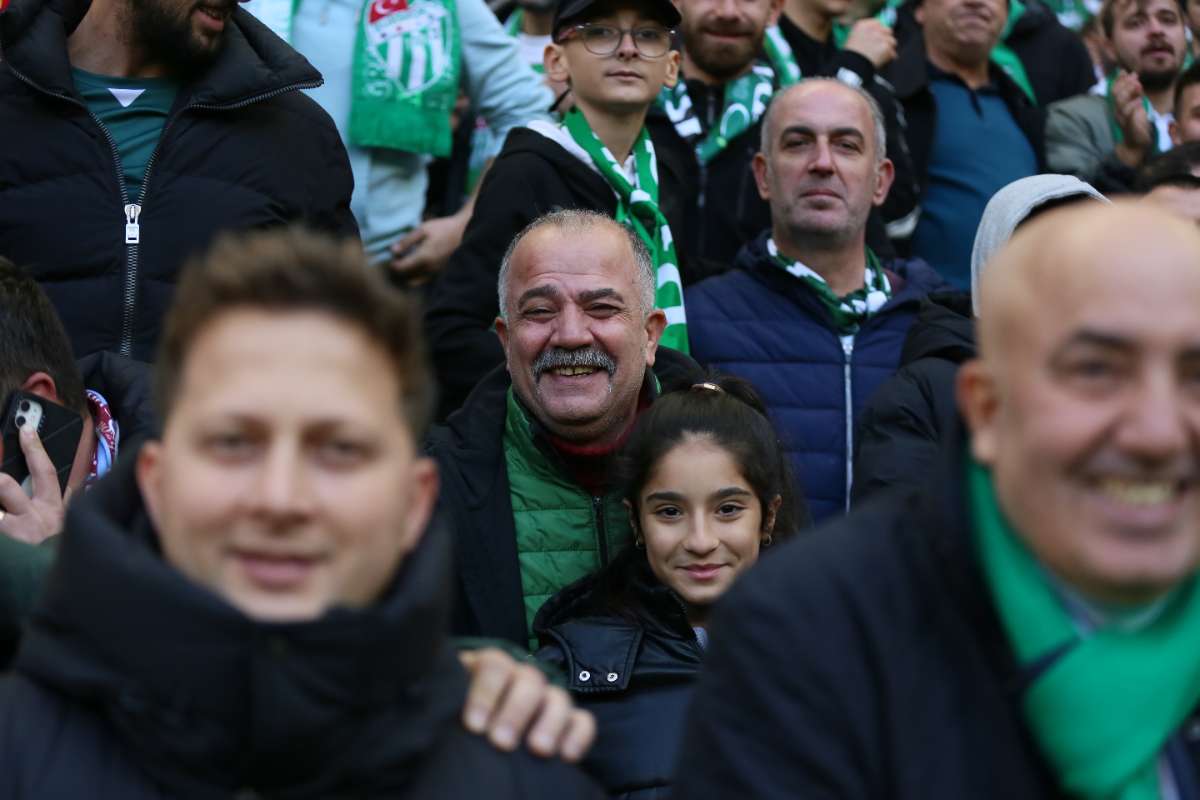 (FOTO GALERİ) BURSASPOR-KARŞIYAKA MAÇINDAN TARAFTAR FOTOĞRAFLARI