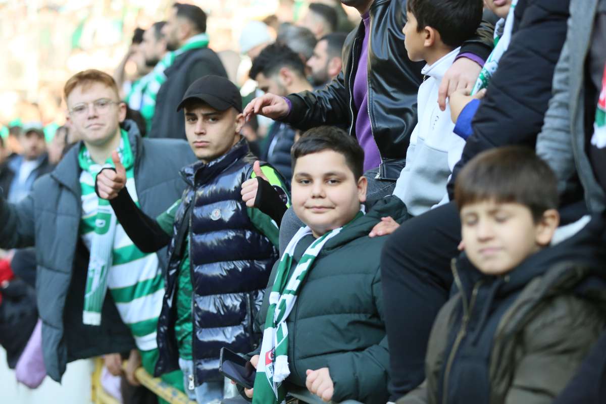 (FOTO GALERİ) BURSASPOR-KARŞIYAKA MAÇINDAN TARAFTAR FOTOĞRAFLARI