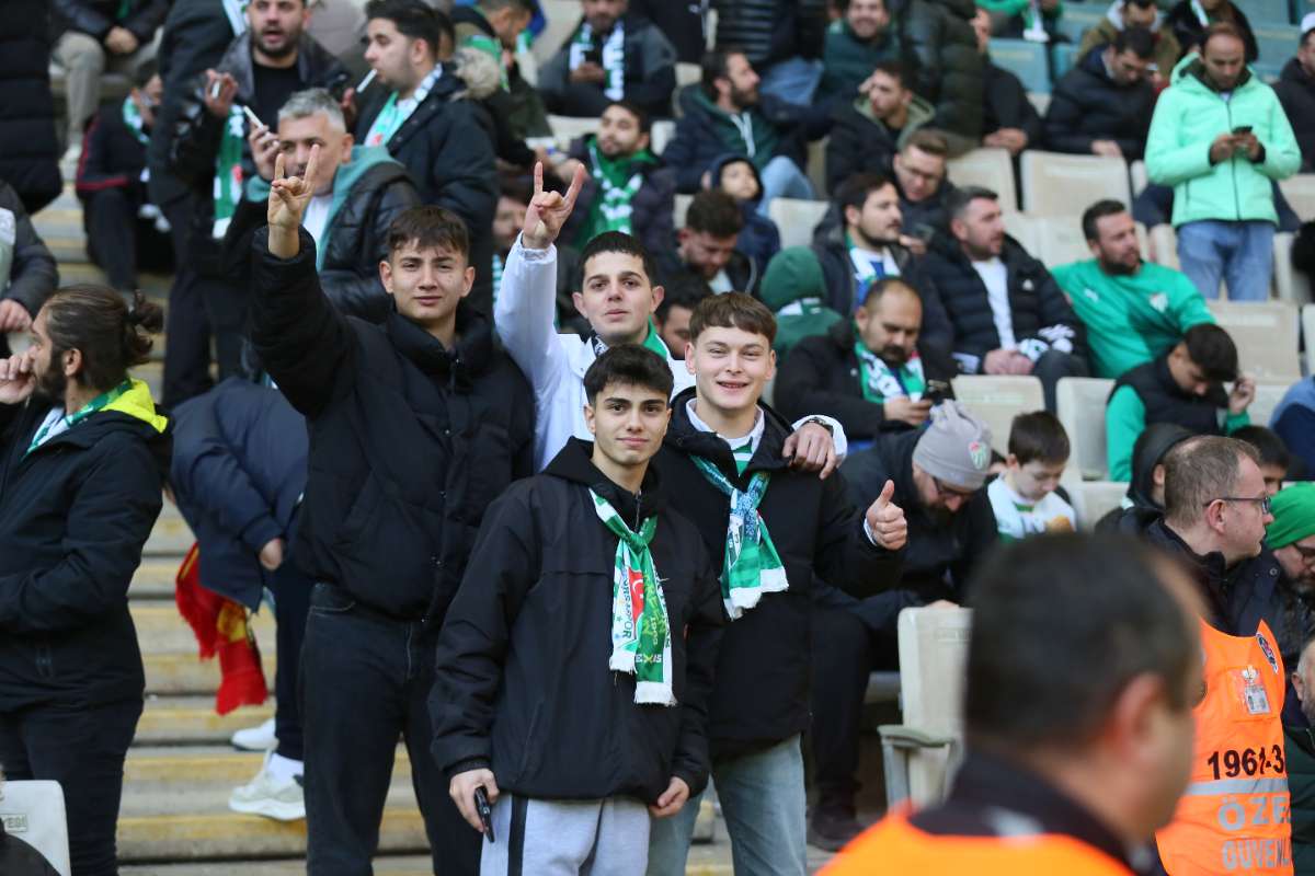 (FOTO GALERİ) BURSASPOR-KARŞIYAKA MAÇINDAN TARAFTAR FOTOĞRAFLARI