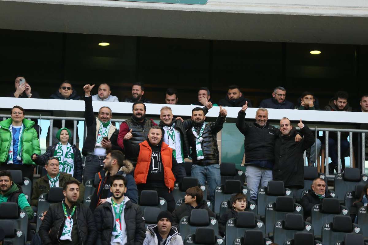 (FOTO GALERİ) BURSASPOR-KARŞIYAKA MAÇINDAN TARAFTAR FOTOĞRAFLARI