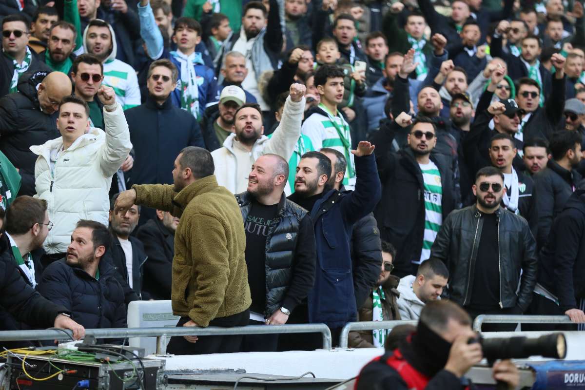 (FOTO GALERİ) BURSASPOR-KARŞIYAKA MAÇINDAN TARAFTAR FOTOĞRAFLARI