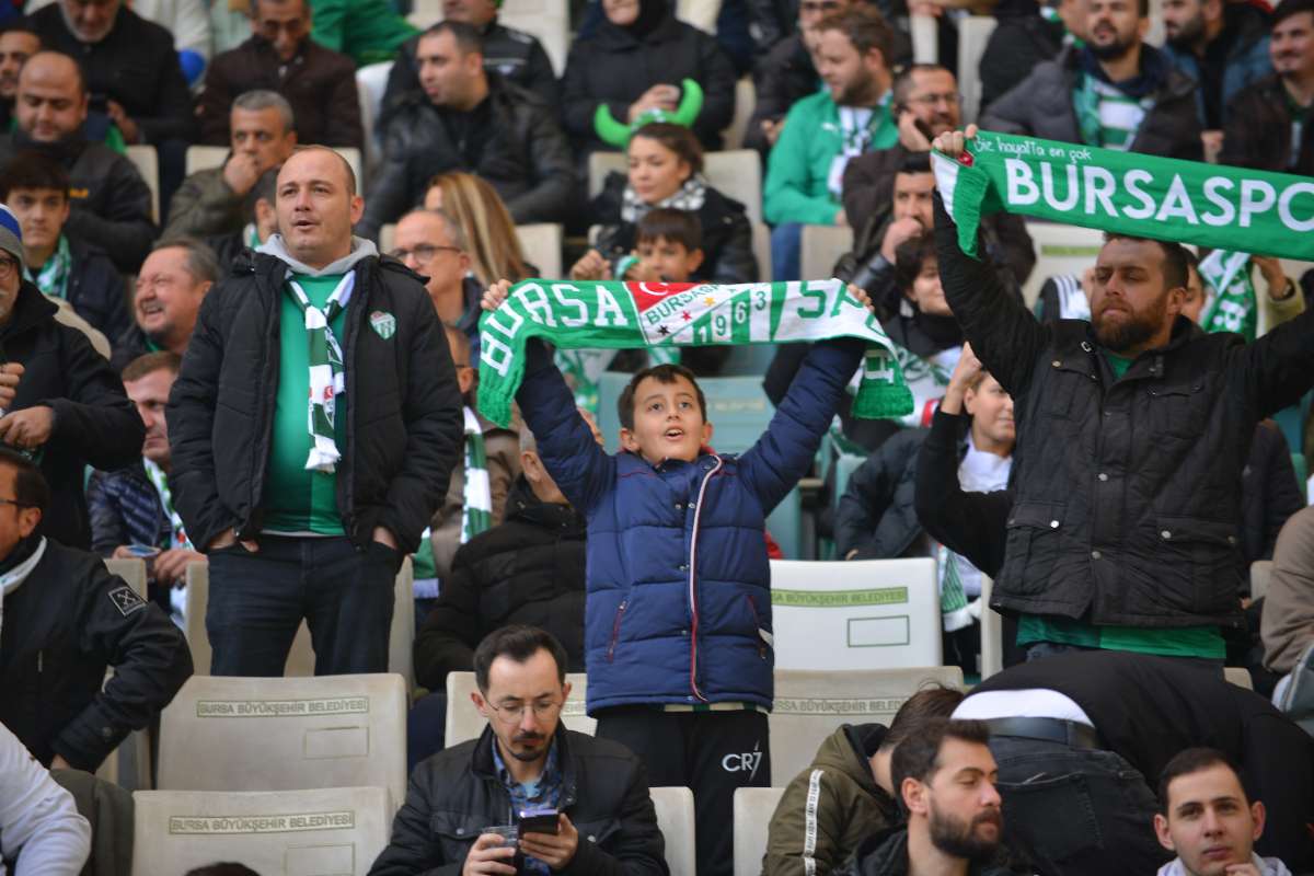 (FOTO GALERİ) BURSASPOR-KARŞIYAKA MAÇINDAN TARAFTAR FOTOĞRAFLARI