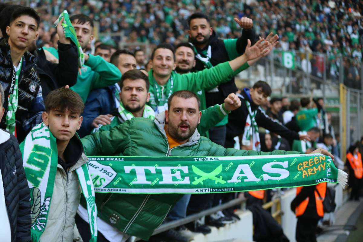 (FOTO GALERİ) BURSASPOR-KARŞIYAKA MAÇINDAN TARAFTAR FOTOĞRAFLARI