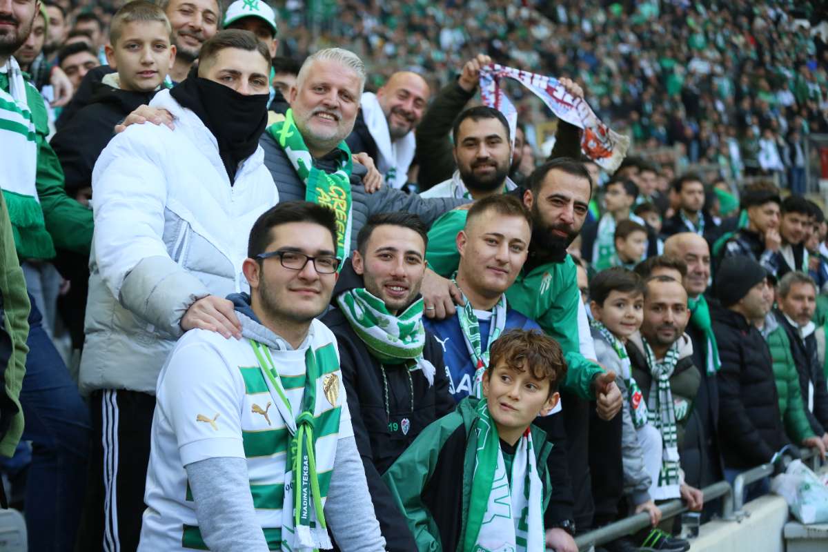 (FOTO GALERİ) BURSASPOR-KARŞIYAKA MAÇINDAN TARAFTAR FOTOĞRAFLARI