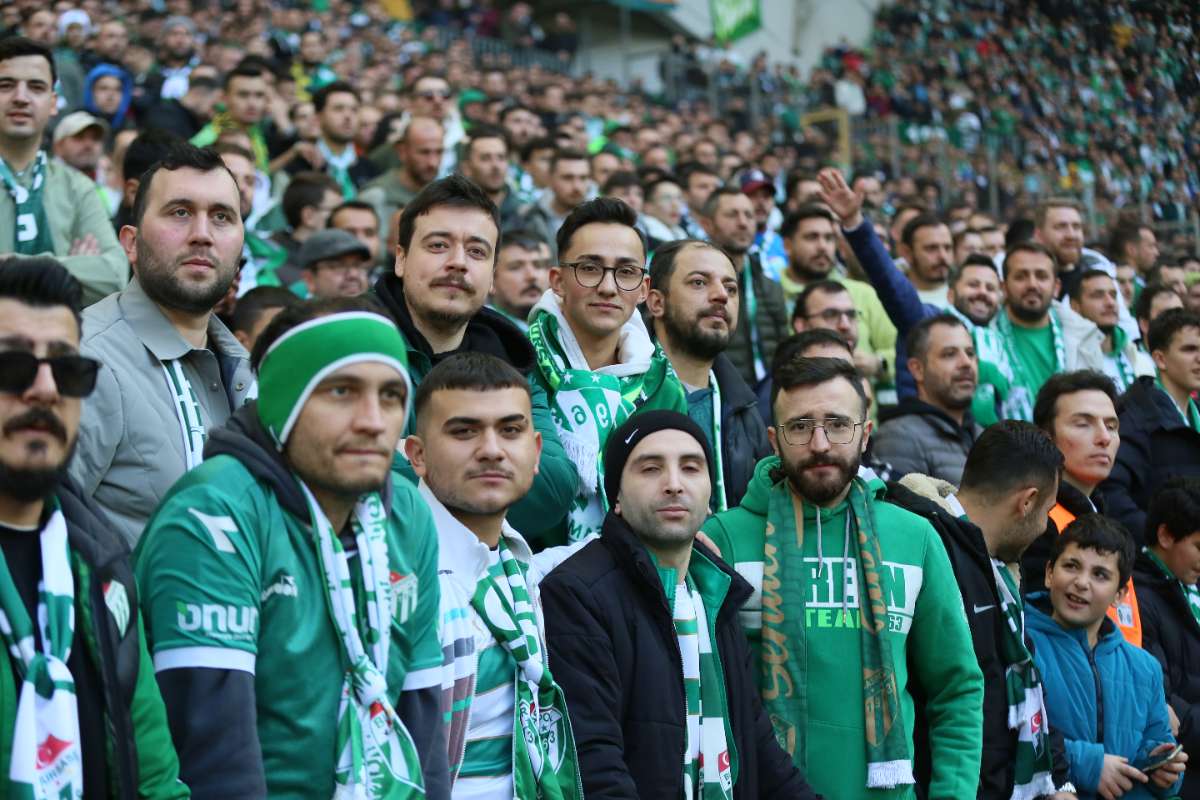 (FOTO GALERİ) BURSASPOR-KARŞIYAKA MAÇINDAN TARAFTAR FOTOĞRAFLARI