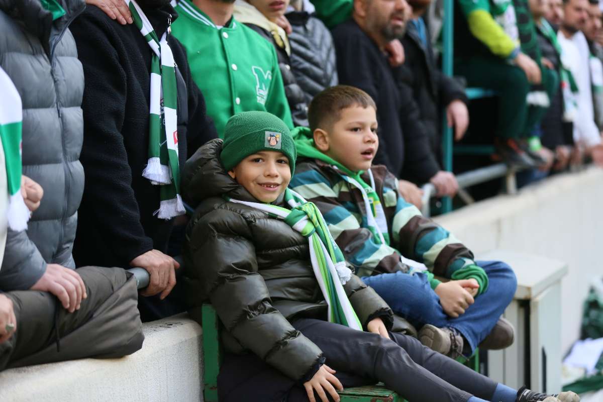 (FOTO GALERİ) BURSASPOR-KARŞIYAKA MAÇINDAN TARAFTAR FOTOĞRAFLARI